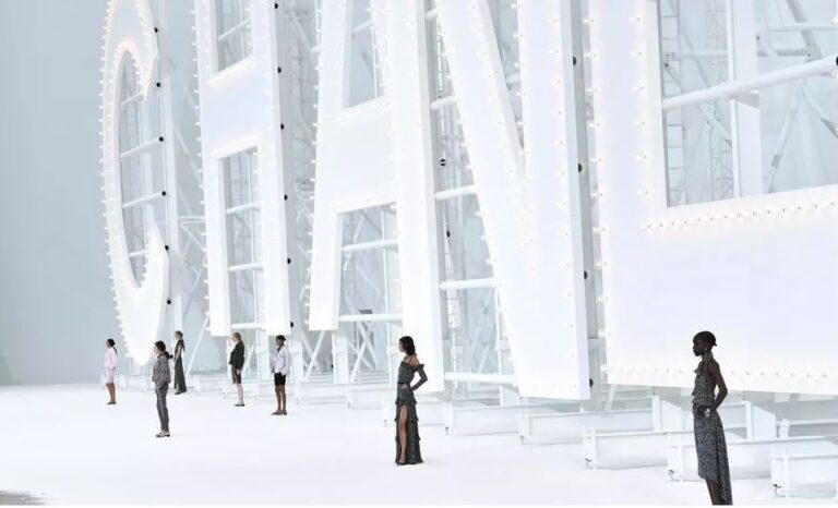 Chanel frymëzohet nga Hollywoodi, prezantohet në Paris koleksioni veror i brandit luksoz