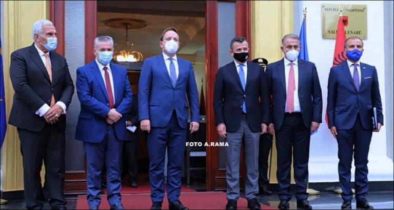 FOTO/ Deputetët pozojnë me komisionerin jashtë Kuvendit, Alimadhi i Ballit përshëndet me grusht