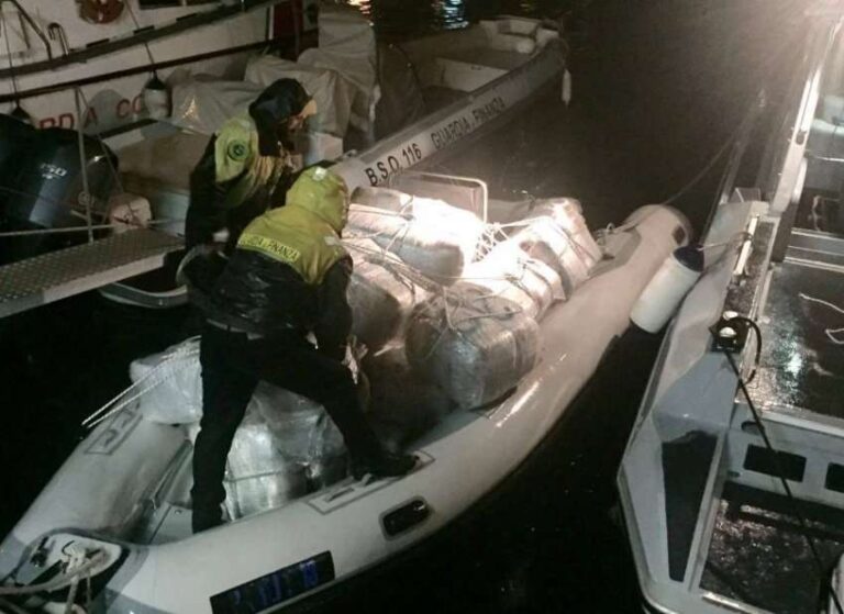 Me skaf nga Shqipëria. Kapen 1200 kg kanabis në Peloponez, në prangat dy transportuesit