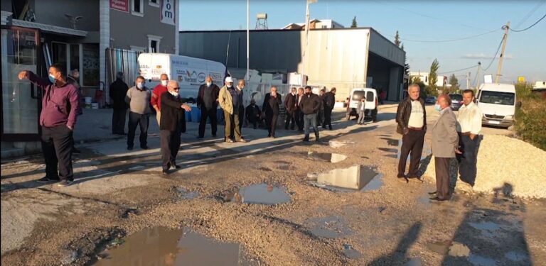 Durrësi i Ri përmbytet nga shiu, banorët në protestë: Si do na kërkoni votën
