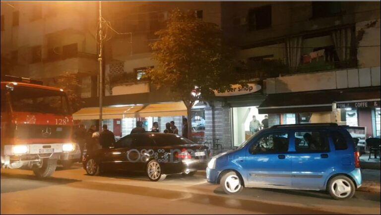 Zjarr në katin e tretë të një pallati prandë drejtorisë së policisë