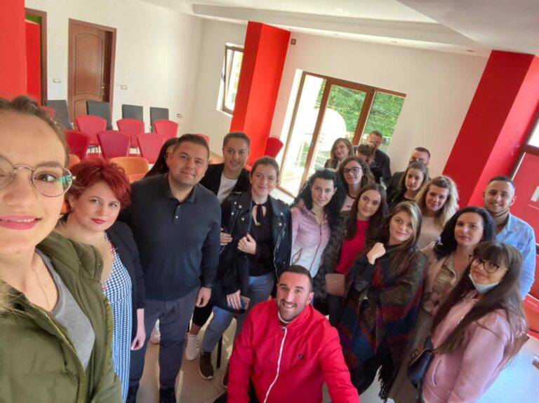 Endrit Braimllari me të rinjtë: Korça e rinisë dhe jo e oligarkut
