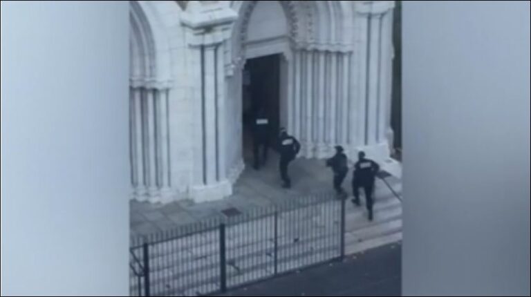 Sulmi me thikë në Francë, momenti kur policia futet në katedrale