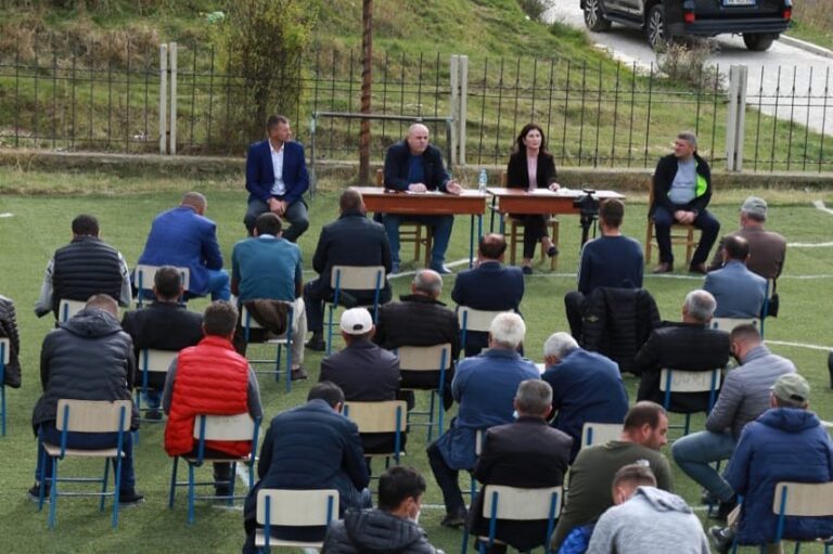 Safet Gjici mbledh asamblenë e burrave të PS dhe “harron” maskat, a do të gjobitet?