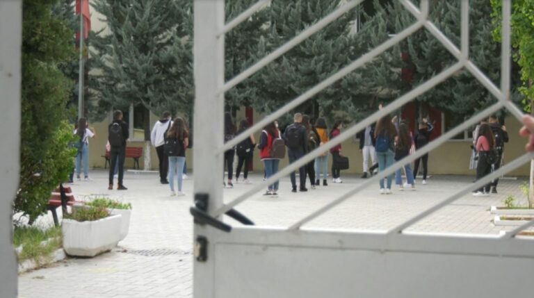 Me tre gjuhë për në BE, gjimnazistët: Çelësi për t’u larguar nga Shqipëria