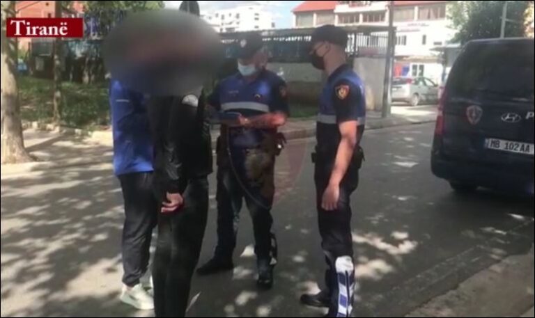 VIDEO/ Nuk mbanin maskë, Policia vendos 356 gjoba: Ulje e ndjeshme e qytetarëve që nuk zbatojnë masën