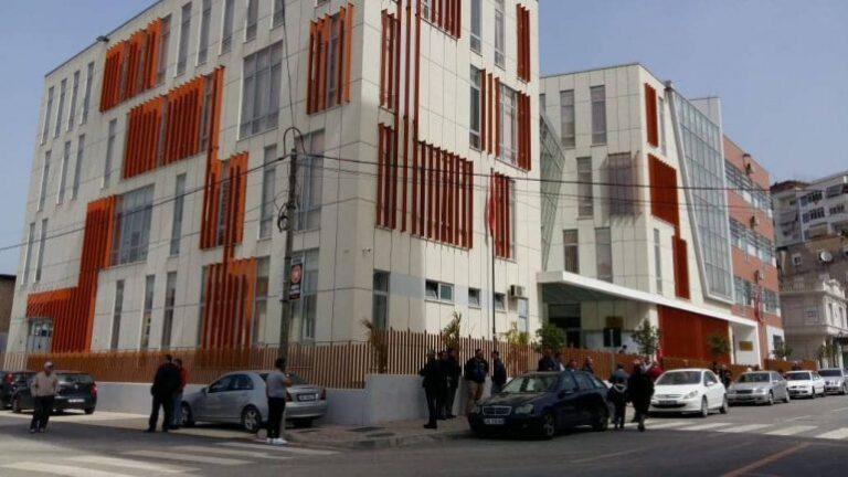 “Kyçet” Gjykata e Elbasanit, disa punonjës rezultojnë me COVID-19, u merret tamponi dhe dy gjyqtarëve