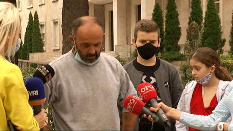 Me fëmijët merr rrugën nga Gramshi drejt Kryeministrisë, me lot në sy i kërkon Ramës ta ndihmojë