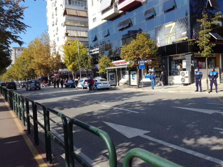 Ministri grek Dendias në Tiranë. Policia blindon Ministrinë e Jashtme