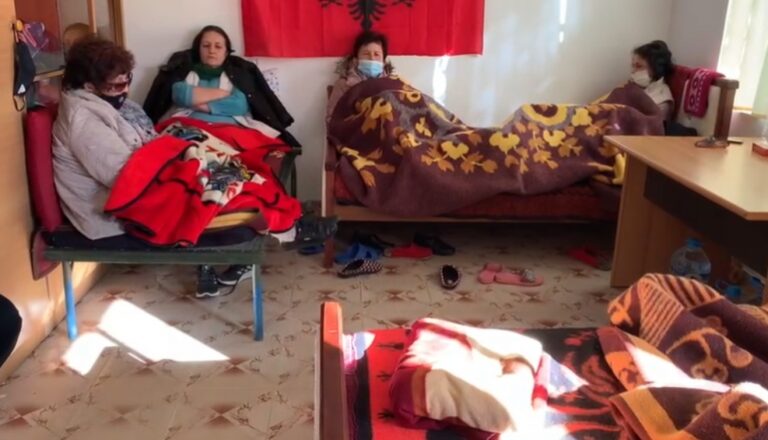 Përkeqësohet gjendja shëndetësore e grevisteve në Ballsh, gratë: Nuk tërhiqemi. Reagon Rama