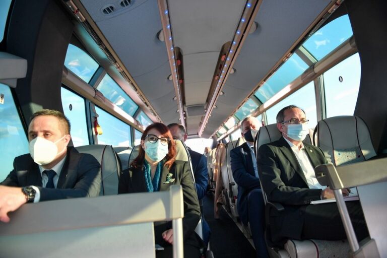 Kryeministri Hoti dhe kabineti i tij nisen drejt Tiranës për mbledhjen e dy qeverive (Foto)
