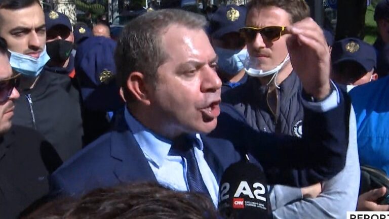 Protesta e PDIU zhvendoset në Kryeministri/ Policia vijon dhunën ndaj Idrizit: Rama nuk ka këllqe…