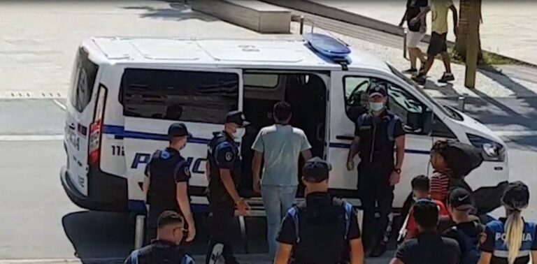 Braktis në Korçë mjetin me 30 emigrantë për t’i ikur policisë, kapet në Tiranë i riu