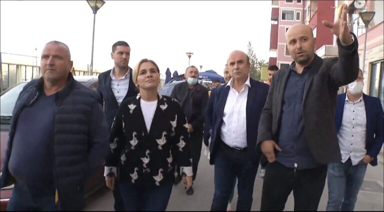 Video/ Kryemadhi në Vorë me banorët e prekur nga tërmeti: Projekti i rindërtimit vetëm në 3D!