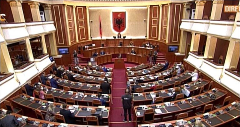 Miratohen ndryshimet e Reformës në Drejtësi, kalon edhe akti normativ për marrjen e vaksinave