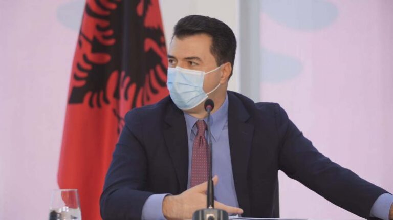 “Emergjencë akute”/ Basha: Sistemi shëndetësor në kolaps, të paktën 2000-2500 teste në ditë