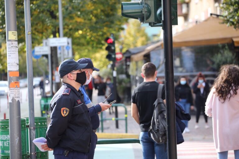 FOTOLAJM/Të gjithë me maska në Tiranë, të rinjtë neglizhojnë, policia në terren