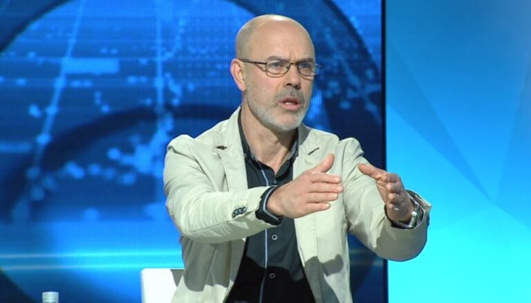 Mehmeti: Në 8 vite rroga e mësuesve u rrit vetëm 40 mijë lekë, nën frikën e covidit e pushimit nga puna