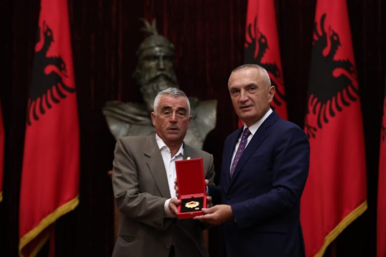 Dita Ndërkombëtare të Mësuesit, Presidenti i jep Dekoratën e lartë “Nderi i Kombit”, “Mësuesit të Popullit”, Ndrec Ndue Gjoka