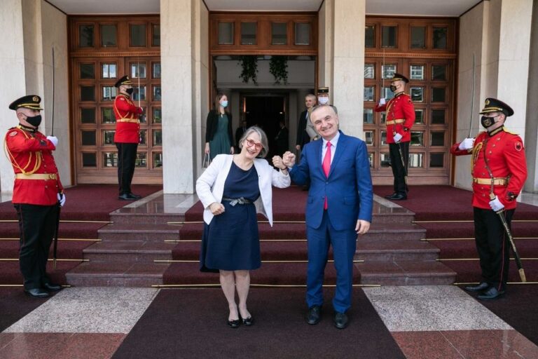 Presidenti Meta pret ambasadoren e re franceze: Ende larg përmbushjes së kushteve për BE-në, reforma zgjedhore u prish nga PS