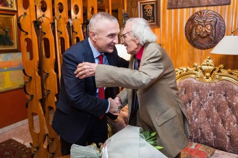 Presidenti Meta kujton ditëlindjen e Dritëro Agollit: “Shkëlqimi dhe rënia e shokut Zylo” edhe sot kaq prezente si fabul në administratën shtetërore