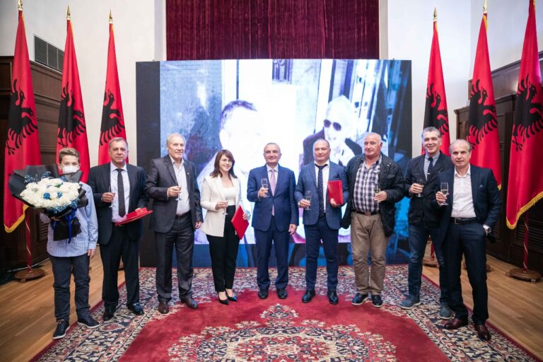 Presidenti Meta vlerëson 4 futbollistë të Partizanit dhe Kombëtarës: Burim i pashtershëm frymëzimi, shembuj për brezin e ri