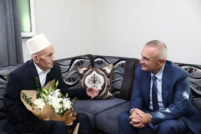 Presidenti Meta ndan momentet e kaluara me veteranin e LANÇ, Hamit Balla, dhe i uron 100-vjetorin e lindjes