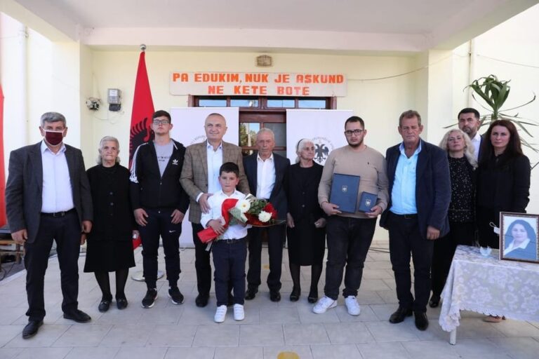 Humbi jetën në një aksident tragjik, Presidenti Meta vlerëson mësuesen Luiza Dule me dekoratën “Naim Frashëri”