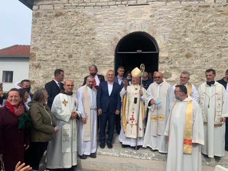 Presidenti Meta krah Imzot George Frendos, merr pjesë në meshë