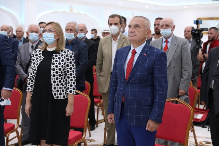 Fitoi betejën me COVID-19, Presidenti Meta takon kryebashkiaken e Shkodrës, Voltana Ademi