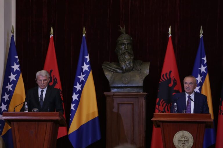 Presidenti Meta dhe kreu i shtetit bosnjak, Xhaferoviç, në konferencë të përbashkët shtypi: Duhet të fuqizojmë bashkëpunimin ekonomik