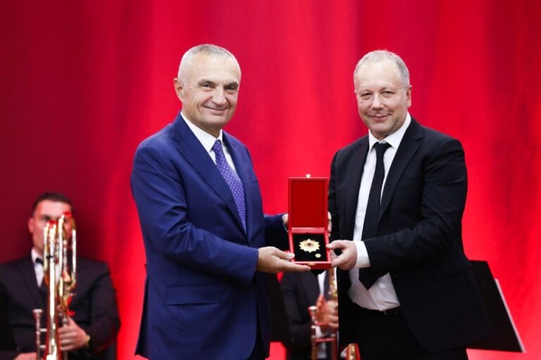 Presidenti Meta vlerëson kompozitorin Çesk Zadeja me dekoratën “Nderi i Kombit”