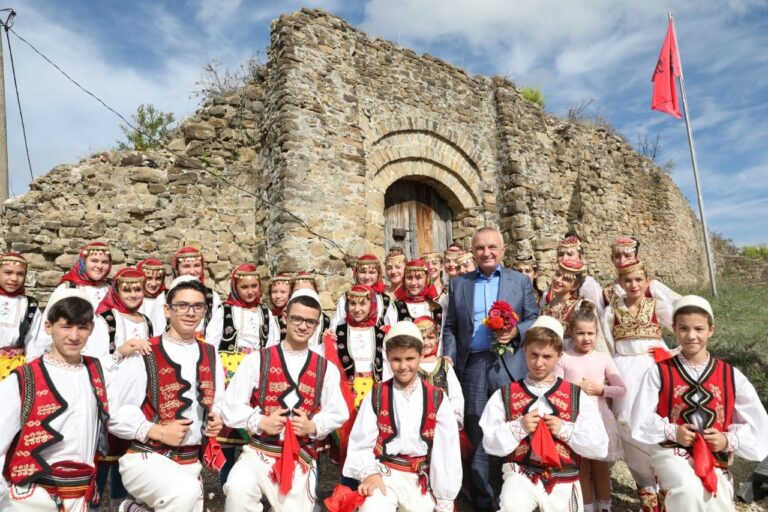 Presidenti Meta nga Ishmi: Ishmakët e duan lirinë dhe artin. Brezi i ri më shumë se të gjithë!