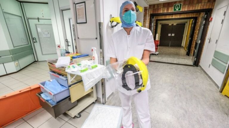 Belgjika merr vendimin, mjekët do të shërbejnë edhe nëse janë me Covid-19