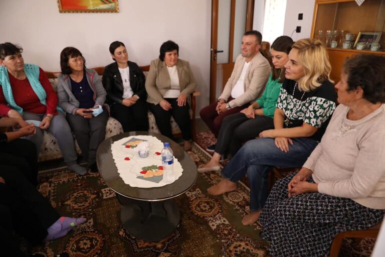 Kryemadhi i nxjerr pamjet Edi Ramës: Këto janë gratë naftëtare që kam takuar, jo mami i punonjësit të Bashkisë së Fierit