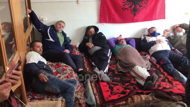 Dita e katërt: Naftëtarët në grevë urie: Do dalim të vdekur, duam bukën e kalamajve