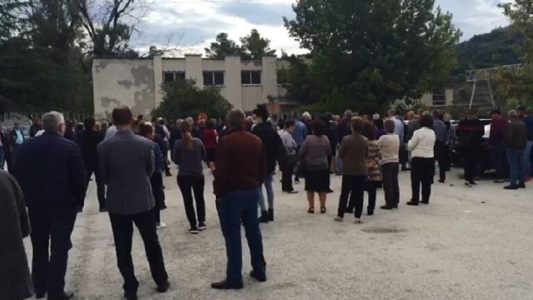 Rriten tensionet mes protestuesve, naftëtarët tentojnë të hyjnë brenda në Uzinë