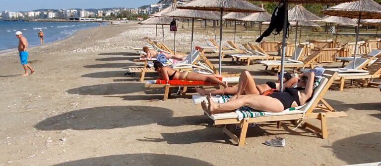 Bjellorusët dhe moldavët s’kanë ftohtë, nuk i ndahen plazhit të Vlorës në tetor (Foto)