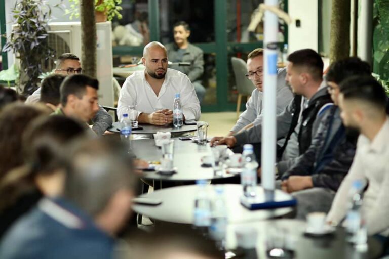 Pojana takon të rinjtë në Tiranë: Vendi ka nevojë për energjinë e tyre. Rilindja i vrau shpresën