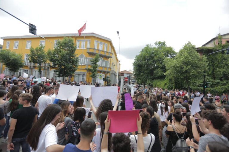 Studentët, të hënën në protestë kundër mësimit online: Nuk është normale, na kanë braktisur