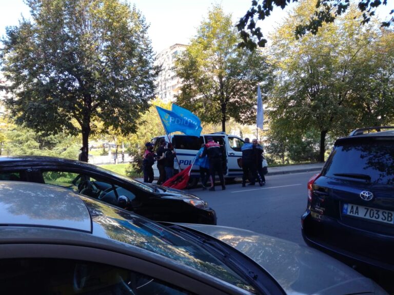 Policia nis arrestimet te protesta e PDIU para ministrisë së Jashtme (Foto)