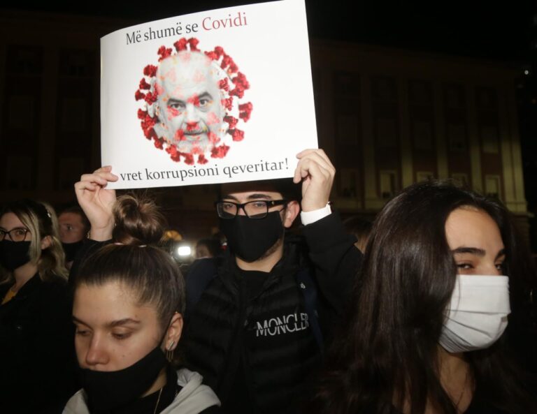 Vdekja e qytetarit në dyert e spitalit, FRPD dhe studentë të Mjekësisë protestë homazh para Kryeministrisë (FOTO)