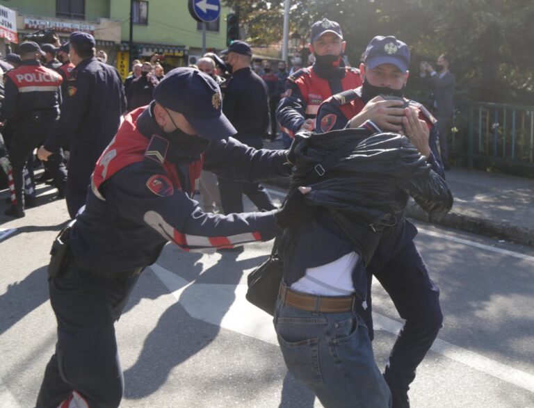 FOTO-Galeri nga protesta tek Ministria e Jashtme, 18 të proceduar