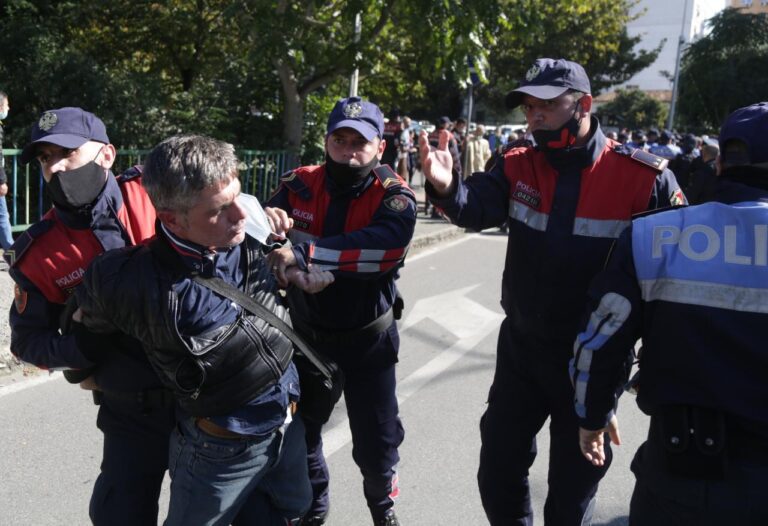 Dje kryeministri me policë dhe dajak mbi çamët