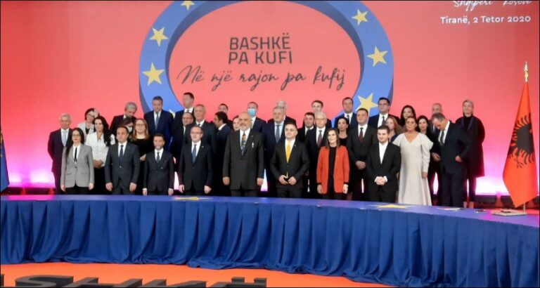 FOTOLAJM/ “U këputën” me mesazhe sensibilizuese, dy qeveritë pozojnë pa maska dhe pa respektuar distancën