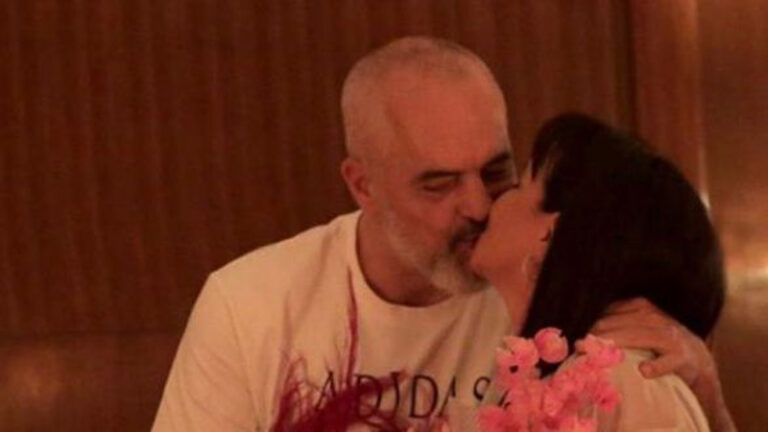 Rama poston foto duke u puthur me Lindën!