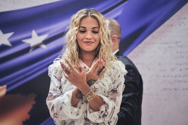 Rita Ora mesazh për vajzat shqiptare: Sundoni botën