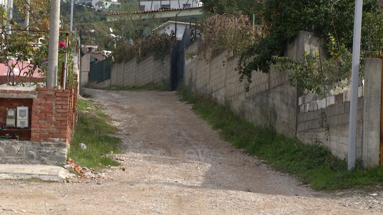 Tiranë/ Rruga e “Shkretëve” në Shkozë e degraduar, banorët: Jemi ankuar në bashki, askush s’ka marrë masa