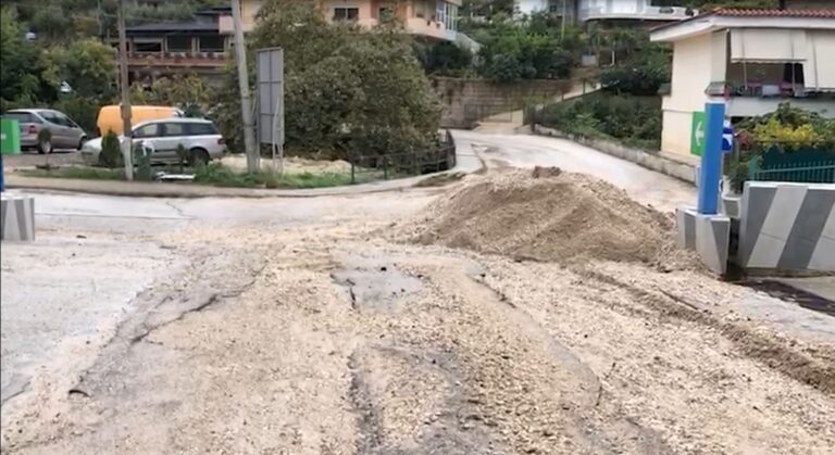 Ujë në “kurriz” të infrastrukturës, punimet për Ujësjellësin shkatërrojnë rrugët në Delvinë