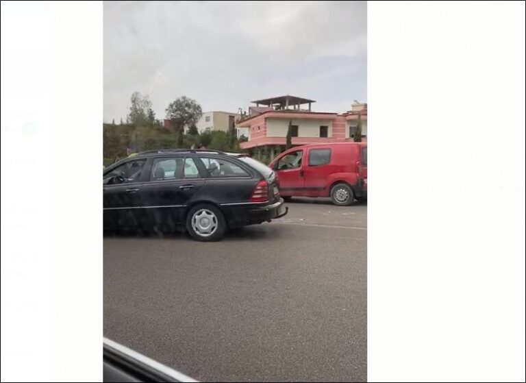 FOTO+VIDEO/ Policia ndalon qarkullimin, sepse do kalojë kryeministri, rëndohet trafiku në aksin Tiranë-TEG